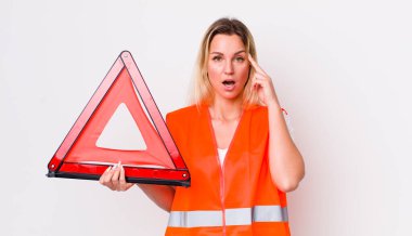 Sarışın, güzel bir kadın şaşırmış görünüyor, yeni bir düşünce, fikir ya da konsept fark ediyor. araba üçgeni kaza konsepti