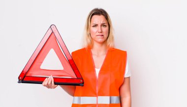 Şaşkın ve kafası karışmış sarışın güzel bir kadın. araba üçgeni kaza konsepti