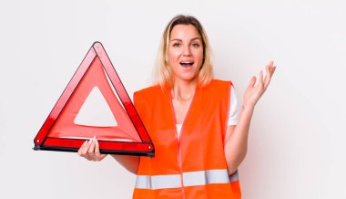 Sarışın, güzel bir kadın kendini mutlu hissediyor. Bir çözüm ya da fikir bulduğuna şaşırıyor. araba üçgeni kaza konsepti