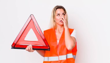 Sarışın, güzel bir kadın yorgun, bıkkın ve uykulu hissediyor. araba üçgeni kaza konsepti