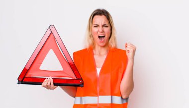 Sarışın, güzel bir kadın sinirli bir ifadeyle agresif bir şekilde bağırıyor. araba üçgeni kaza konsepti