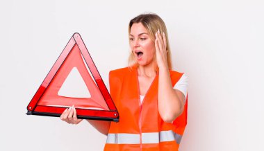 Sarışın, güzel bir kadın mutlu, heyecanlı ve şaşırmış hissediyor. araba üçgeni kaza konsepti