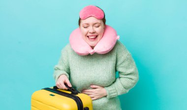 Kızıl saçlı güzel bir kadın komik bir şakaya yüksek sesle gülüyor. uçuş yolcu kavramı