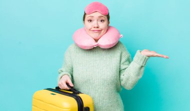 Kızıl saçlı güzel kadın şaşkın, şaşkın ve şüpheci hissediyor. uçuş yolcu kavramı