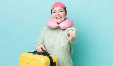 Kızıl saçlı güzel kadın kamerayı işaret ederek seni seçiyor. uçuş yolcu kavramı