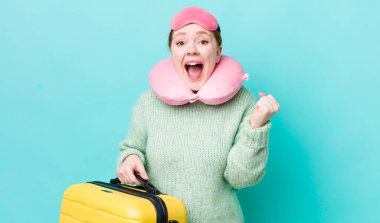 Kızıl saçlı güzel kadın şok olmuş hissediyor, gülüyor ve başarıyı kutluyor. uçuş yolcu kavramı