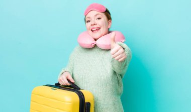 Kızıl saçlı güzel bir kadın gururlu, olumlu gülümsüyor. uçuş yolcu kavramı