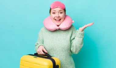 Kızıl saçlı güzel kadın kendini mutlu hissediyor ve inanılmaz bir şeye hayret ediyor. uçuş yolcu kavramı