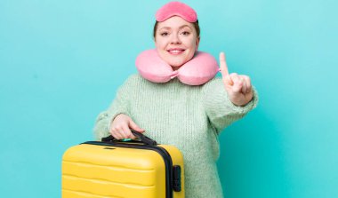 Kızıl saçlı güzel kadın gururla gülümsüyor ve kendinden emin bir numara oluyor. uçuş yolcu kavramı