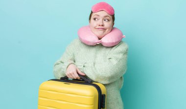 Kızıl saçlı güzel kadın omuz silkiyor, kafası karışık ve kararsız. uçuş yolcu kavramı