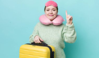 Kızıl saçlı güzel kadın gülümsüyor ve arkadaş canlısı görünüyor, bir numarayı gösteriyor. uçuş yolcu kavramı