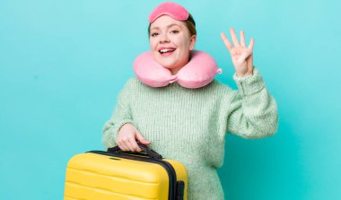 Kızıl saçlı güzel kadın gülümsüyor ve arkadaş canlısı görünüyor, dört numarayı gösteriyor. uçuş yolcu kavramı