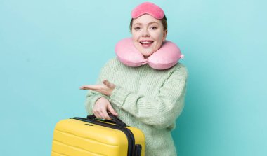 kızıl saçlı güzel bir kadın neşeli bir şekilde gülümsüyor, mutlu hissediyor ve bir konsept gösteriyor. uçuş yolcu kavramı