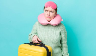 Kızıl saçlı, güzel bir kadın üzgün, üzgün ya da kızgın ve yana bakıyor. uçuş yolcu kavramı