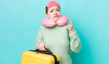 Kızıl saçlı güzel kadın kibirli, başarılı, pozitif ve gururlu görünüyor. uçuş yolcu kavramı