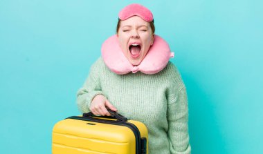 Kızıl saçlı, güzel bir kadın agresif bir şekilde bağırıyor, çok kızgın görünüyor. uçuş yolcu kavramı