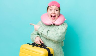 Kızıl saçlı, güzel bir kadın heyecanlı ve şaşırmış görünüyor. uçuş yolcu kavramı