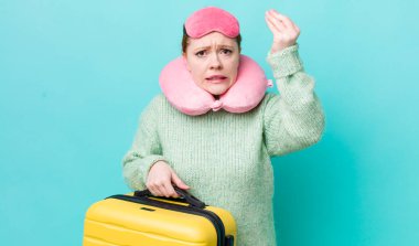 Kızıl saçlı, güzel bir kadın kapiş ya da para hareketi yapıyor, sana ödemeni söylüyor. uçuş yolcu kavramı