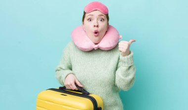 Kızıl saçlı, güzel bir kadın inançsızlıktan şaşkın şaşkın bakıyor. uçuş yolcu kavramı