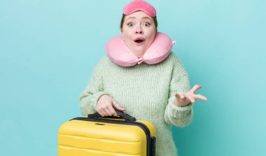 Kızıl saçlı güzel kadın inanılmaz bir sürprizle şaşkına dönmüş ve hayrete düşmüştü. uçuş yolcu kavramı