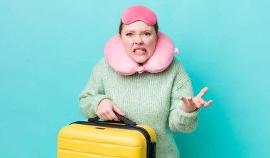 Kızıl saçlı, güzel bir kadın sinirli, sinirli ve sinirli görünüyor. uçuş yolcu kavramı