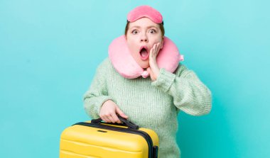 Kızıl saçlı güzel kadın şok olmuş ve korkmuş hissediyor. uçuş yolcu kavramı