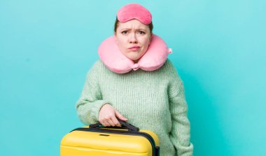 Kızıl saçlı, güzel bir kadın üzgün ve mızmızlanıyor. Mutsuz bir bakışı var ve ağlıyor. uçuş yolcu kavramı