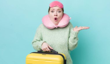 Kızıl saçlı, güzel bir kadın şaşırmış ve şok olmuş görünüyor. Çenesi düşmüş, elinde bir nesne var. uçuş yolcu kavramı