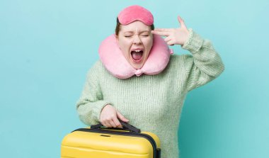 Kızıl saçlı güzel bir kadın mutsuz ve stresli görünüyor, intihar jesti silah işareti yapıyor. uçuş yolcu kavramı