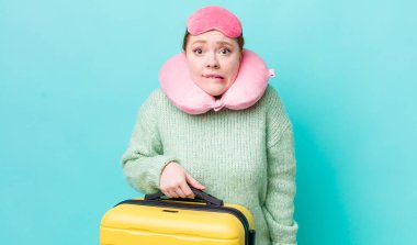 Kızıl saçlı güzel kadın kafası karışık ve şaşkın görünüyor. uçuş yolcu kavramı