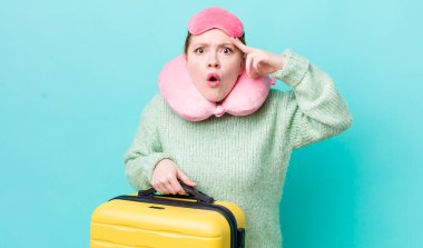 Kızıl saçlı güzel kadın şaşırmış görünüyor, yeni bir düşünce, fikir ya da konsept fark ediyor. uçuş yolcu kavramı