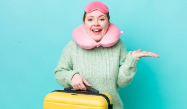 Kızıl saçlı güzel kadın kendini mutlu hissediyor, bir çözüm ya da fikir bulduğuna şaşırıyor. uçuş yolcu kavramı