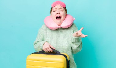 Kızıl saçlı güzel kadın umutsuz, hayal kırıklığına uğramış ve stresli görünüyor. uçuş yolcu kavramı