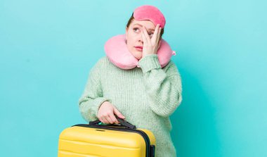 Kızıl saçlı, güzel bir kadın bıkkın, yorgun ve uykulu hissediyor. uçuş yolcu kavramı