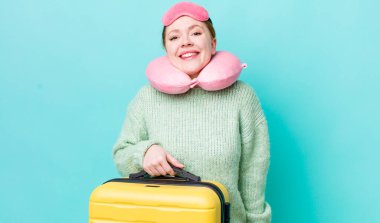 Kızıl saçlı güzel kadın mutlu ve hoş bir şekilde şaşırmış görünüyor. uçuş yolcu kavramı