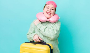 Kızıl saçlı güzel bir kadın kendini mutlu hissediyor ve bir meydan okumayla yüzleşiyor ya da kutluyor. uçuş yolcu kavramı