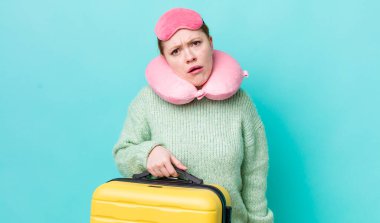 Kızıl saçlı güzel kadın şaşkın ve şaşkın hissediyor. uçuş yolcu kavramı