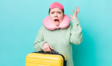 Kızıl saçlı güzel kadın ellerini havaya kaldırarak çığlık atıyor. uçuş yolcu kavramı