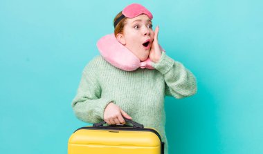 Kızıl saçlı güzel kadın mutlu, heyecanlı ve şaşırmış hissediyor. uçuş yolcu kavramı