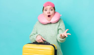 Kızıl saçlı güzel kadın çok şaşırmış ve şok olmuş hissediyor. uçuş yolcu kavramı