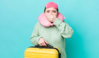 Kızıl saçlı, güzel bir kadın elleri ile ağzını kapatıyor. uçuş yolcu kavramı