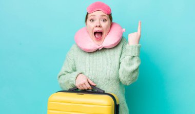 Kızıl saçlı, güzel bir kadın bir fikri fark ettikten sonra mutlu ve heyecanlı bir dahi gibi hissediyor. uçuş yolcu kavramı