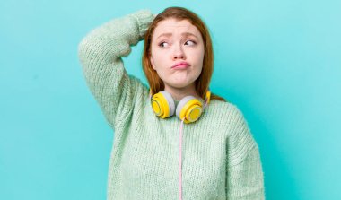 Kızıl saçlı güzel kadın mutlu bir şekilde gülümsüyor ve hayal kuruyor ya da şüphe ediyor. Müzik konseptinin tadını