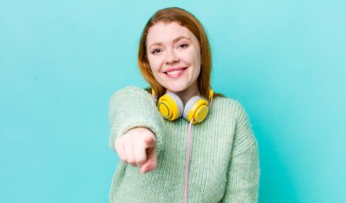 Kızıl saçlı güzel kadın kamerayı işaret ederek seni seçiyor. Müzik konseptinin tadını