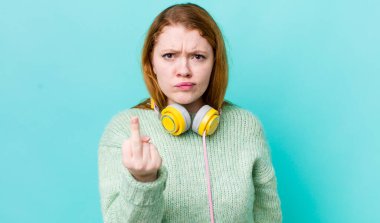 Kızıl saçlı güzel bir kadın kızgın, sinirli, asi ve agresif hissediyor. Müzik konseptinin tadını