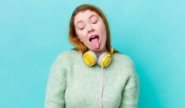 Kızıl saçlı, güzel, neşeli ve asi tavırlı, şaka yapan ve dilini dışarı çıkaran bir kadın. Müzik konseptinin tadını