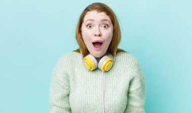 Kızıl saçlı güzel kadın çok şaşırmış ya da şaşkın görünüyor. Müzik konseptinin tadını