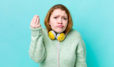 Kızıl saçlı, güzel bir kadın kapiş ya da para hareketi yapıyor, sana ödemeni söylüyor. Müzik konseptinin tadını