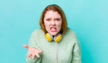 Kızıl saçlı, güzel bir kadın sinirli, sinirli ve sinirli görünüyor. Müzik konseptinin tadını