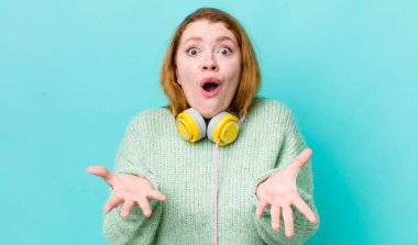 Kızıl saçlı güzel kadın inanılmaz bir sürprizle şaşkına dönmüş ve hayrete düşmüştü. Müzik konseptinin tadını